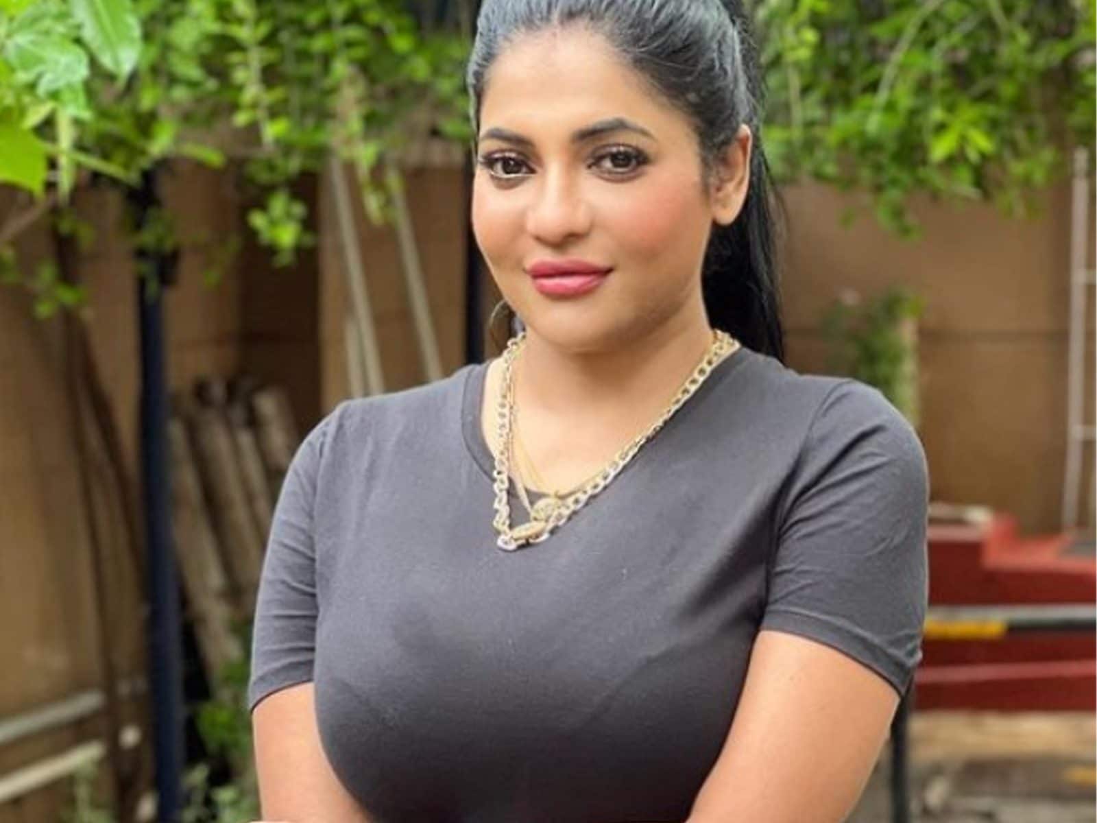 Vijay Tv Anchor Priyanka Sex Videos - Baakiyalakshmi Fame Reshma Pasupuleti Looks Adorable In A Blue Maxi Dress,  See Pics - News18
