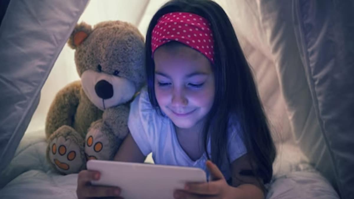 Does Too Much Screen Time Affects Skin And Hair Too Apart From Eyes? Find Out