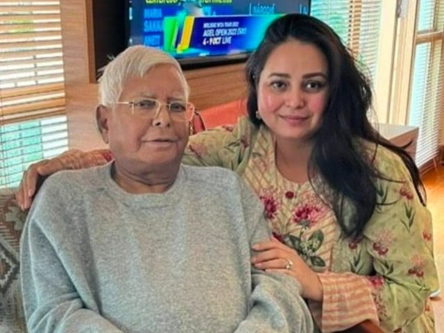 Lalu's daughter Rohini Acharya, based in Singapore, had stepped in to give her father a new lease of life. (Image: Twitter/ @vijaykumar1305)