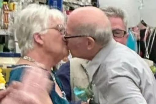 Arizona Couple Gets Married At Grocery Store. (Image: Twitter/@fromtheheartnow)