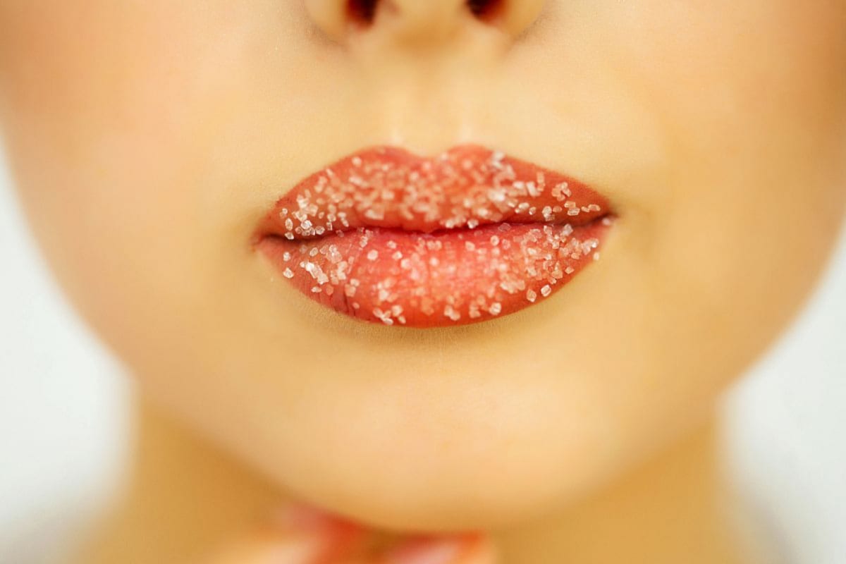 Worried About Your Dry Lips In Winter? Try These 5 DIY Homemade Lip Scrubs