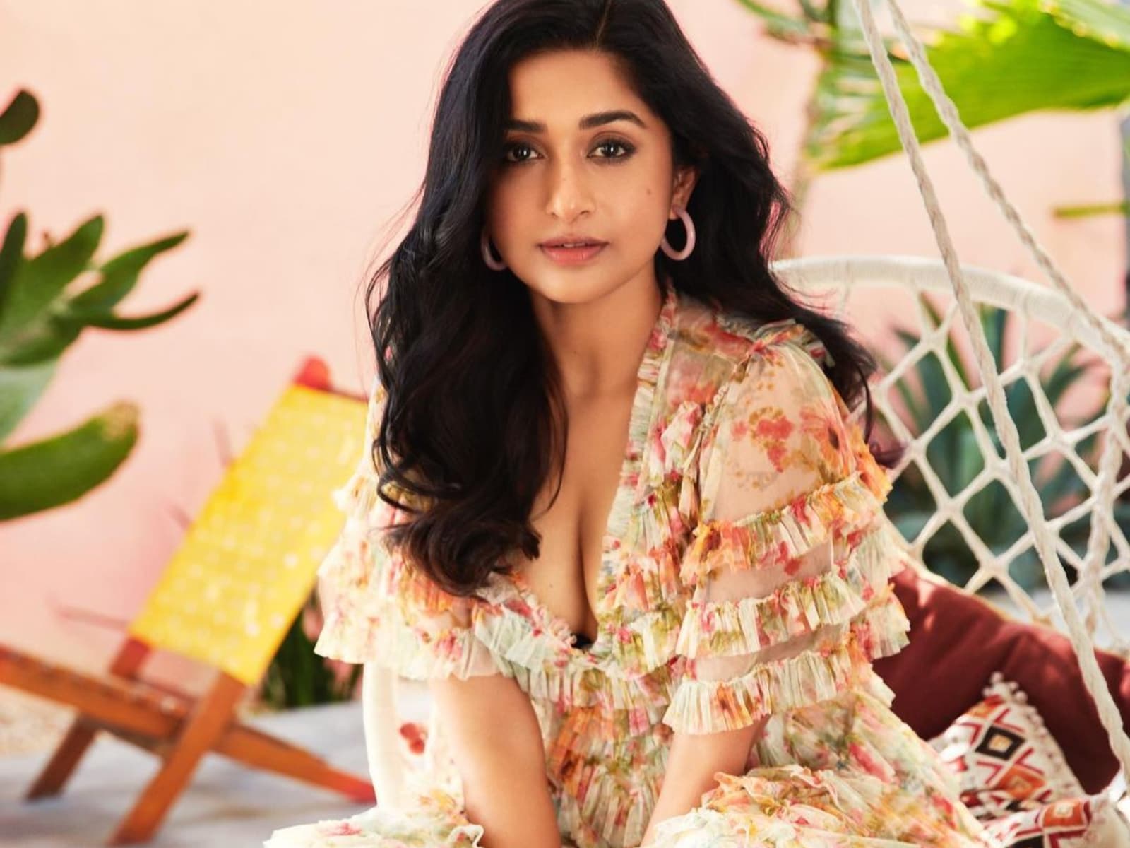 Meera Jasminesex - Actress Meera Jasmine Looks Ravishing In This Ruffled Floral Maxi Dress -  News18
