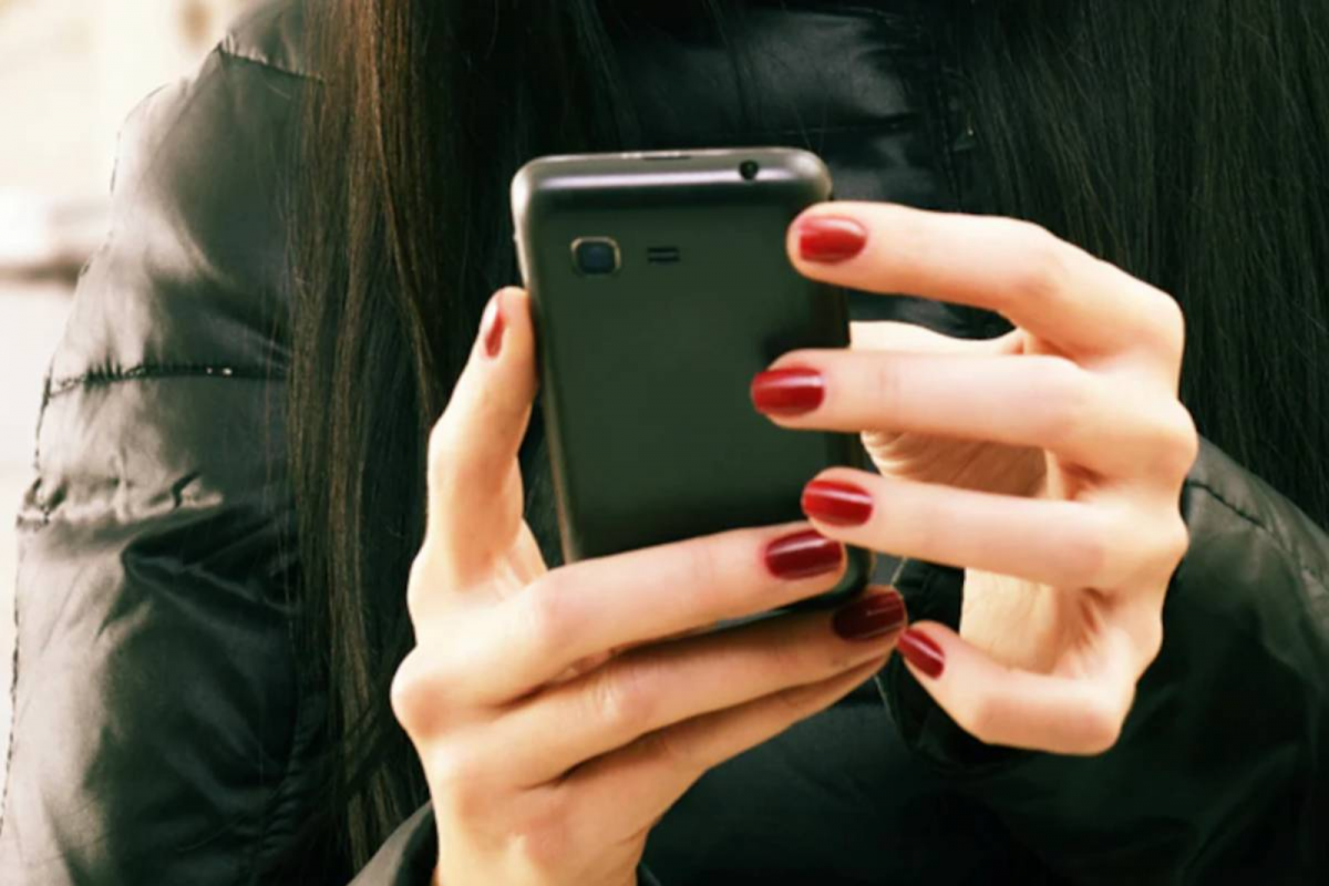 Mobile Phones Contain 10% More Bacteria Than Toilet Seats, Say Reports