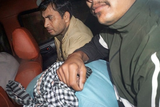 Aaftab Poonawala (in blue) leaves the Forensic Science Laboratory (FSL) at Rohini in New Delhi. (PTI File)