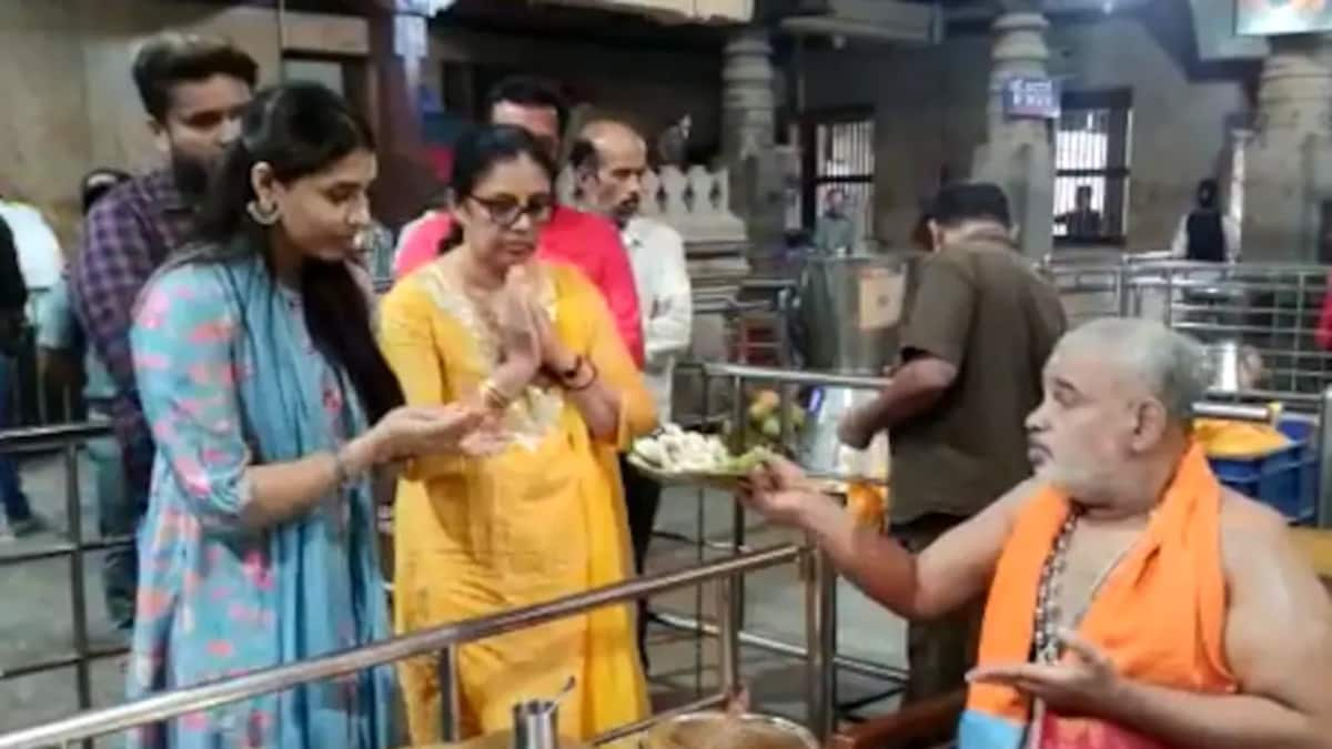 Kantara Star Sapthami Gowda Offers Prayers at Kateel Durgaparameshwari Temple