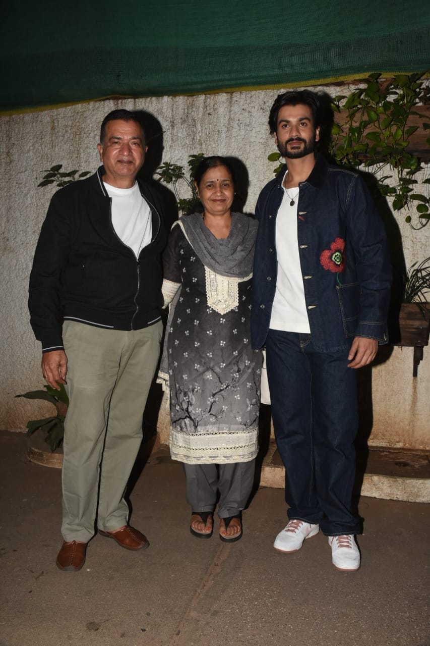 Sunny poses with parents for paparazzi. (Image: Viral Bhayani)