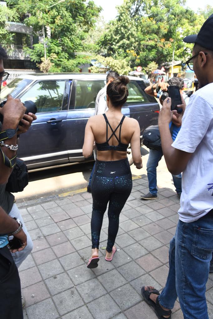 Malaika walks towards her car. (Image: Viral Bhayani)