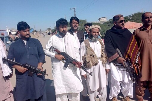 Supporters of Maulana Hidayat-ur-Rehman have picked up weapons symbolically to defend the rights of people of Gwadar. (Credits: Twitter/Adnan Aamir)