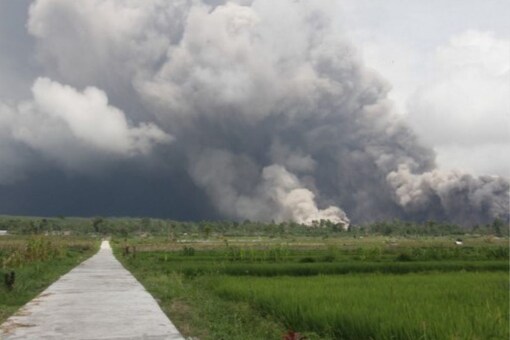 Mount Semeru spews thick ashes in Lumajang on December 4, 2022. (AFP)
