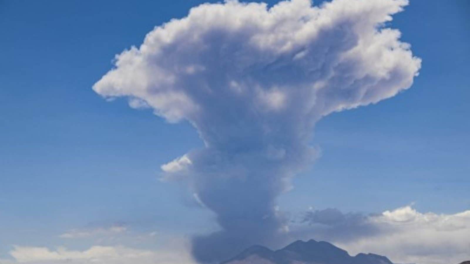 Volcán Lascar en los Andes chilenos retumba, envía columnas de humo, ceniza 6 km en el cielo