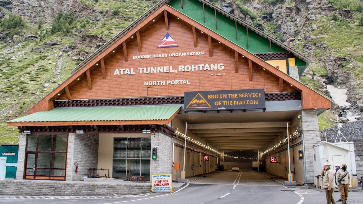 Himachal: Tourists Stranded in Over 400 Vehicles in Atal Tunnel Rescued