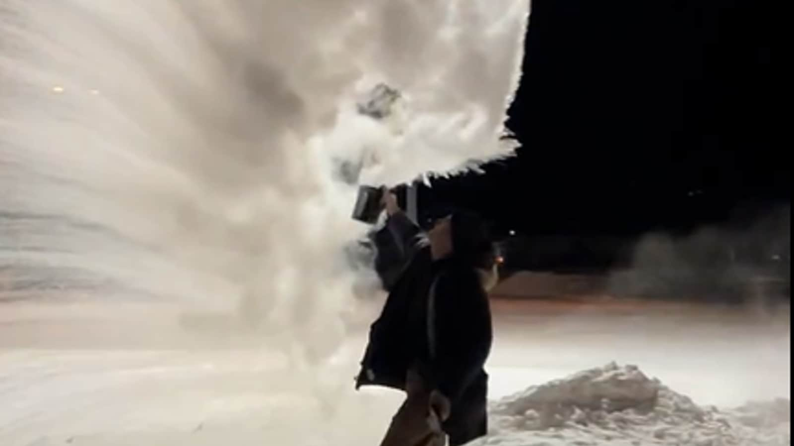 Watch Boiling Water Turns To Snow Instantly As Bomb Cyclone Freezes Us 1 Mn Without Power 7257