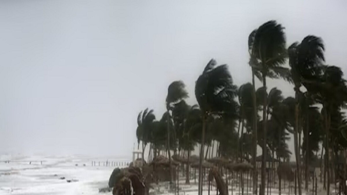 Cyclone Mandous Likely to Intensify Over Next 4 Hours; Schools in Puducherry, TN to Remain Closed on Friday