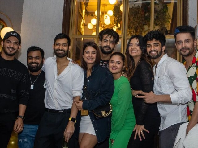 Divya Agarwal Poses With Arjun Bijlani, Rashami Desai and Others In ...