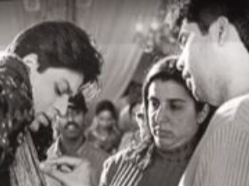 Karan Johar Gets Emotional as K3G Completes 21 Years, Shares BTS Stills