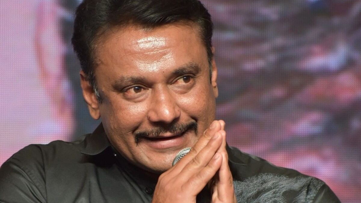 kannada-actor-darshan-attacked-with-slipper-at-kranti-event-know-all