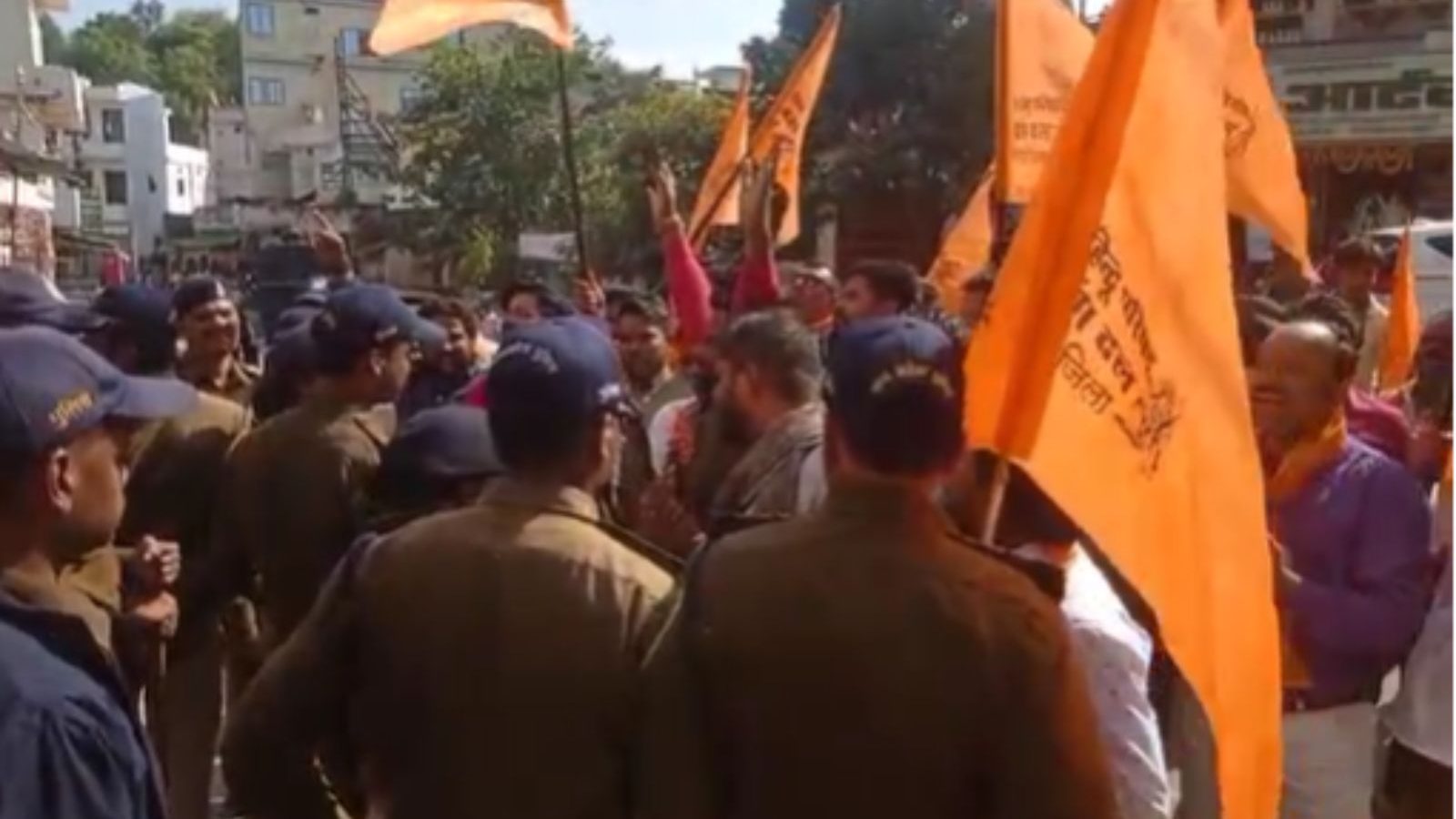 Besharam Rang Row: स्मृति ईरानी ‘मिस इंडिया’ विद पर बीजेपी-टीएमसी स्लगफेस्ट विस्फोट;  हिंदू संगठनों ने किया विरोध प्रदर्शन