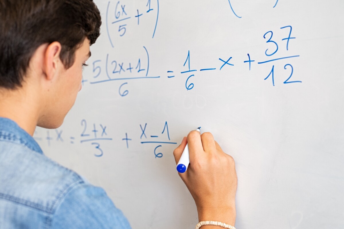 Why math. Студент решает задачу. Улучшаем математику. Математика. Учит неизвестный язык