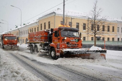 Snowplows clear snow in central Moscow on December 18, 2022.Natalia KOLESNIKOVA / AFP