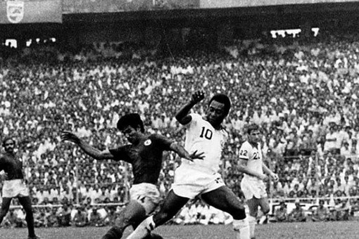 Pele playing against Mohun Bagan in the year 1977