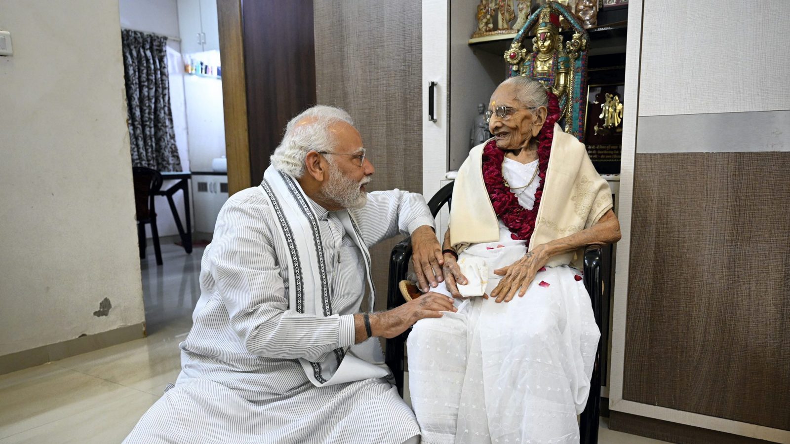 अमेरिकी राष्ट्रपति बिडेन, कोरियाई नेता यून ने मां हीराबेन की मौत के बाद पीएम मोदी के प्रति संवेदना व्यक्त की