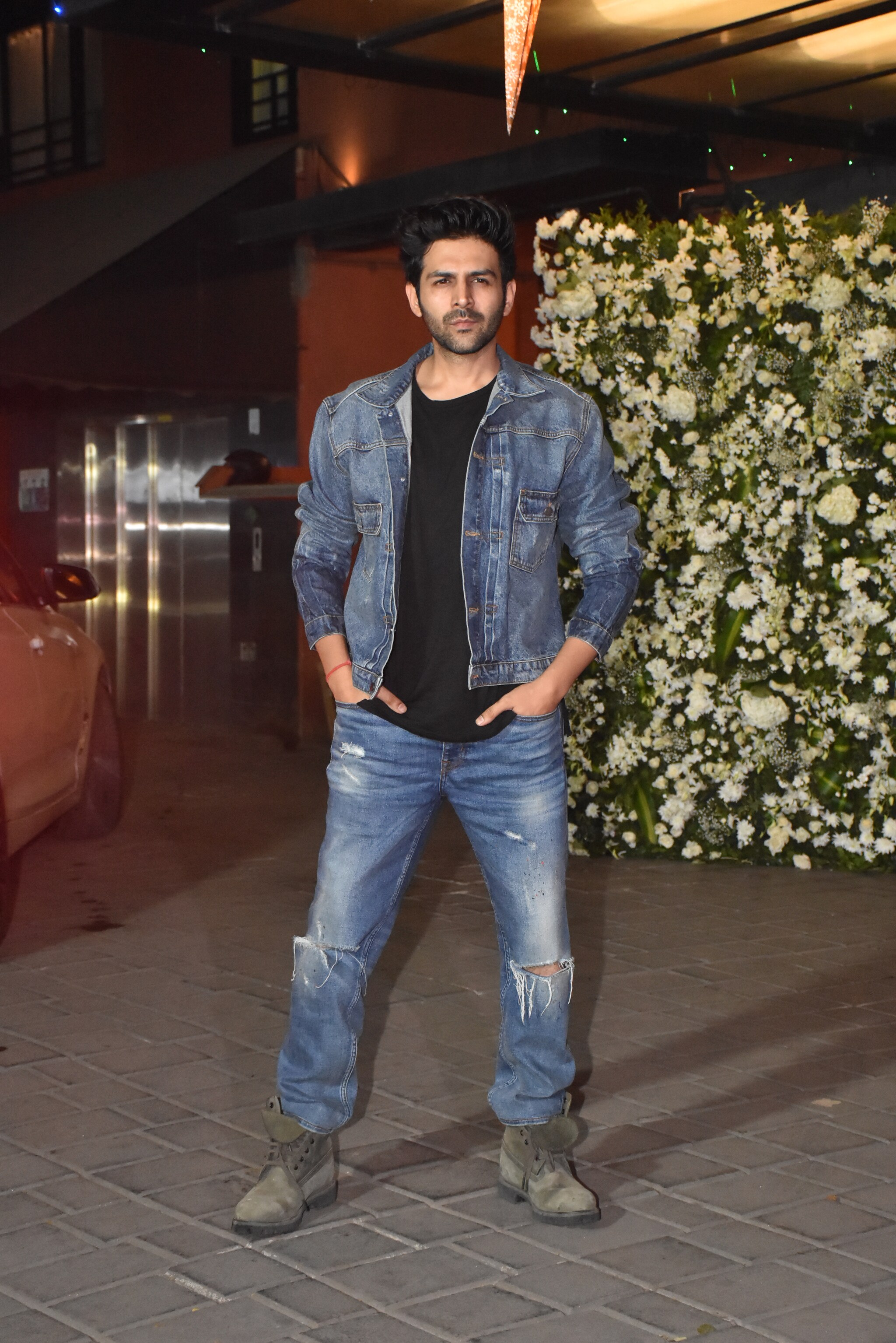 Salman Khan Turns 57 Shah Rukh Khan, Sangeeta Bijlani, Iulia Vantur(00)