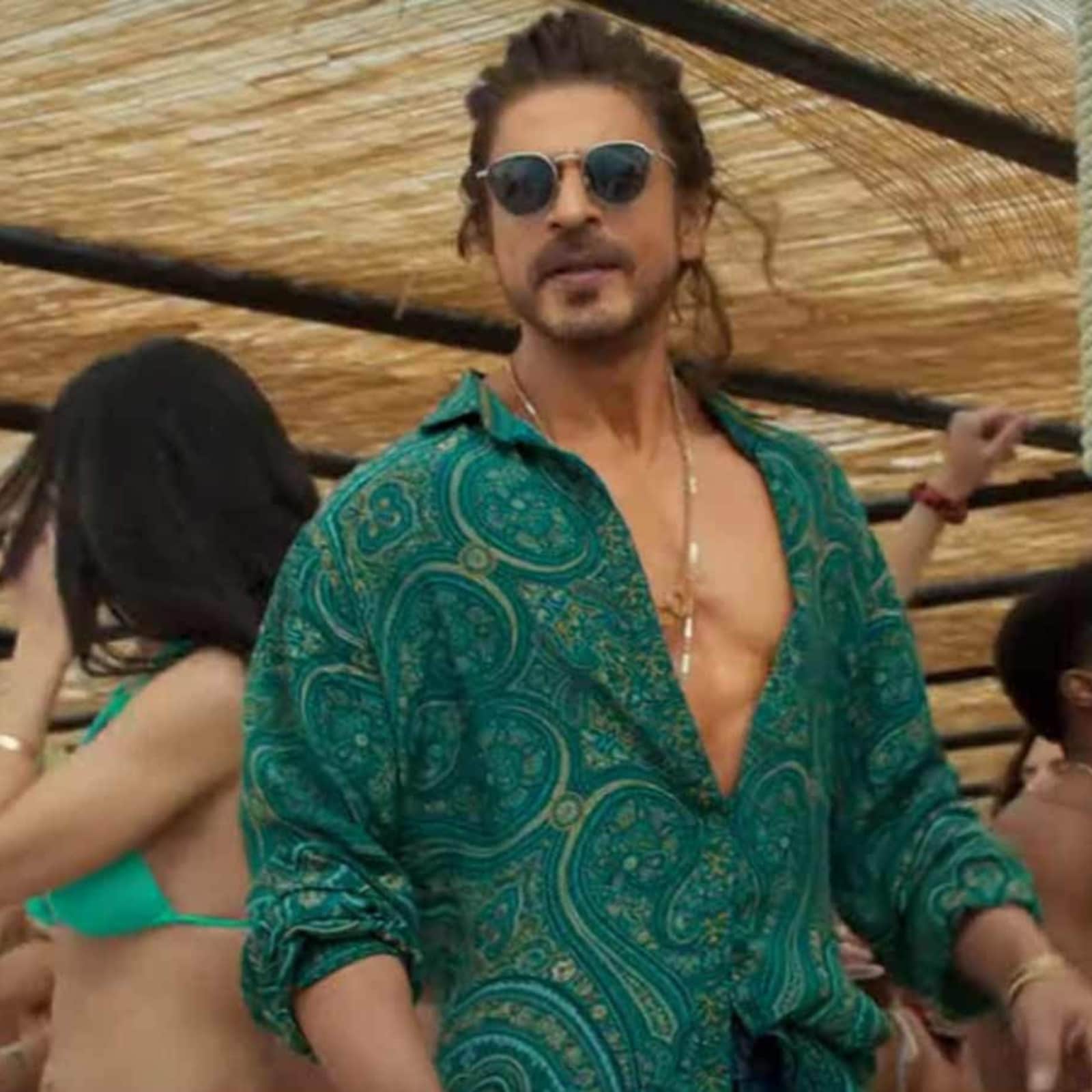 Shah Rukh Says 'Choti Baaton Mein…' After Fan Asks Why He Uses 'Khan'  Despite 'Kashmiri Background'