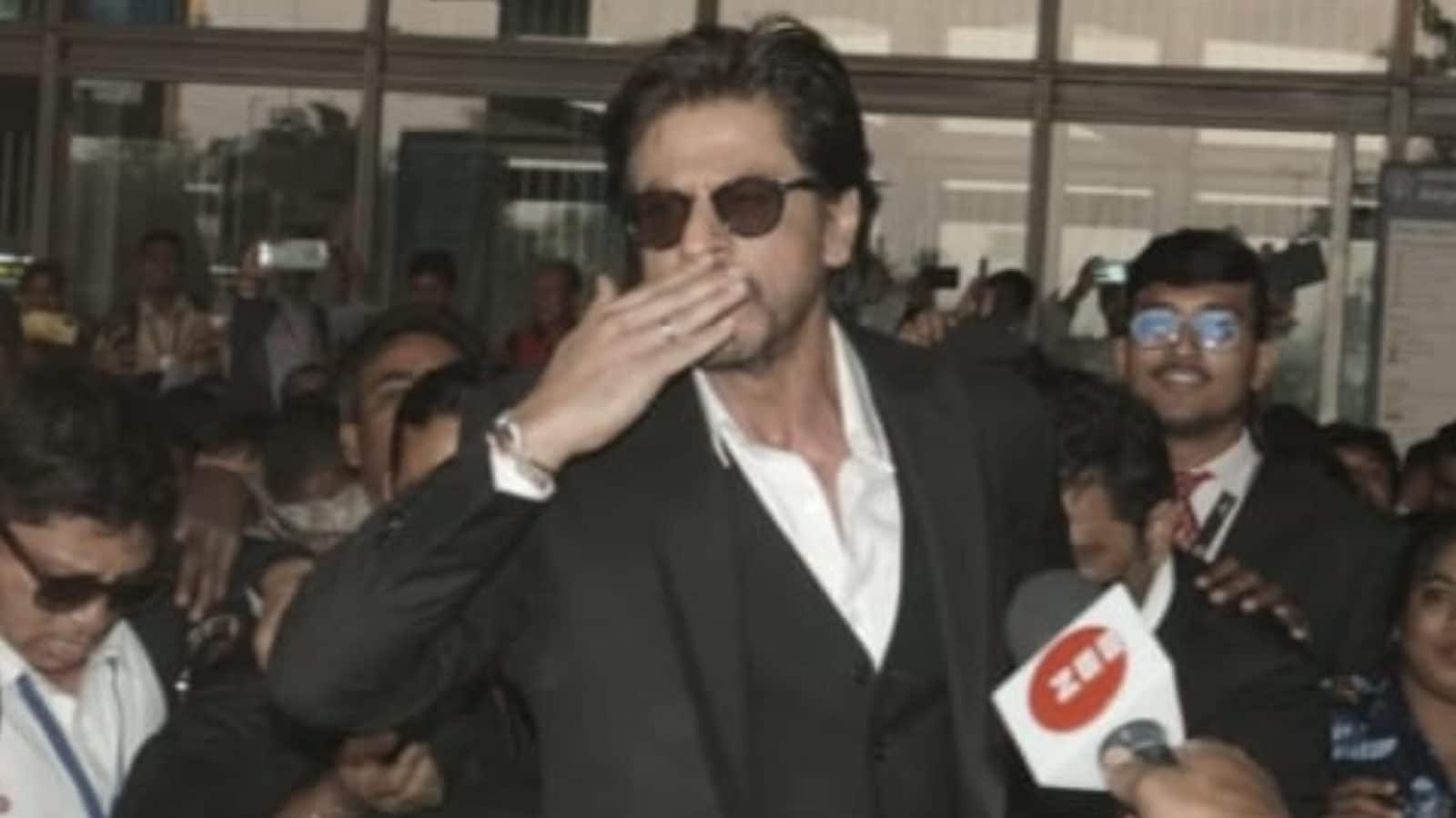 Shah Rukh Khan Mobbed Outside Kolkata Airport Rani Mukerji Helps Him