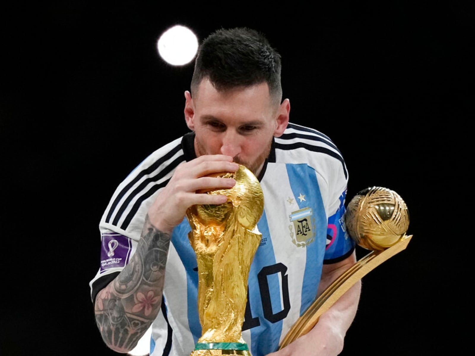 Messi Trophy Kiss FIFA World Cup 2022 4K Wallpaper iPhone HD Phone 350i