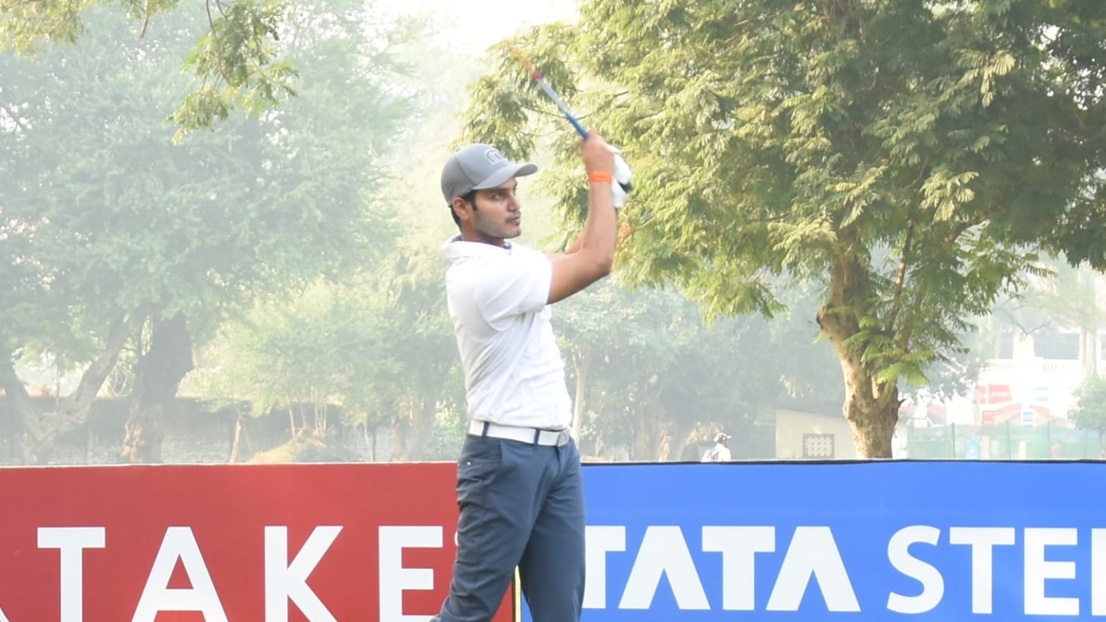 Поднос из бамбука китай. Take round. Take round. Phrasal verbs в английском языке. Фразовый глагол bring.