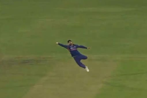 IND vs BAN, 1st ODI: Virat Kohli Takes Stunner to Send Back Shakib Al Hasan  - Watch