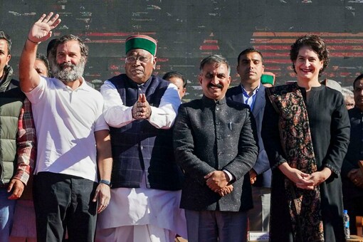 Shimla: Himachal Pradesh Chief Minister Sukhwinder Singh Sukhu (2nd R) with Congress President Mallikarjun Kharge, Rahul Gandhi and Priyanka Gandhi Vadra after taking oath at a ceremony (PTI Photo)