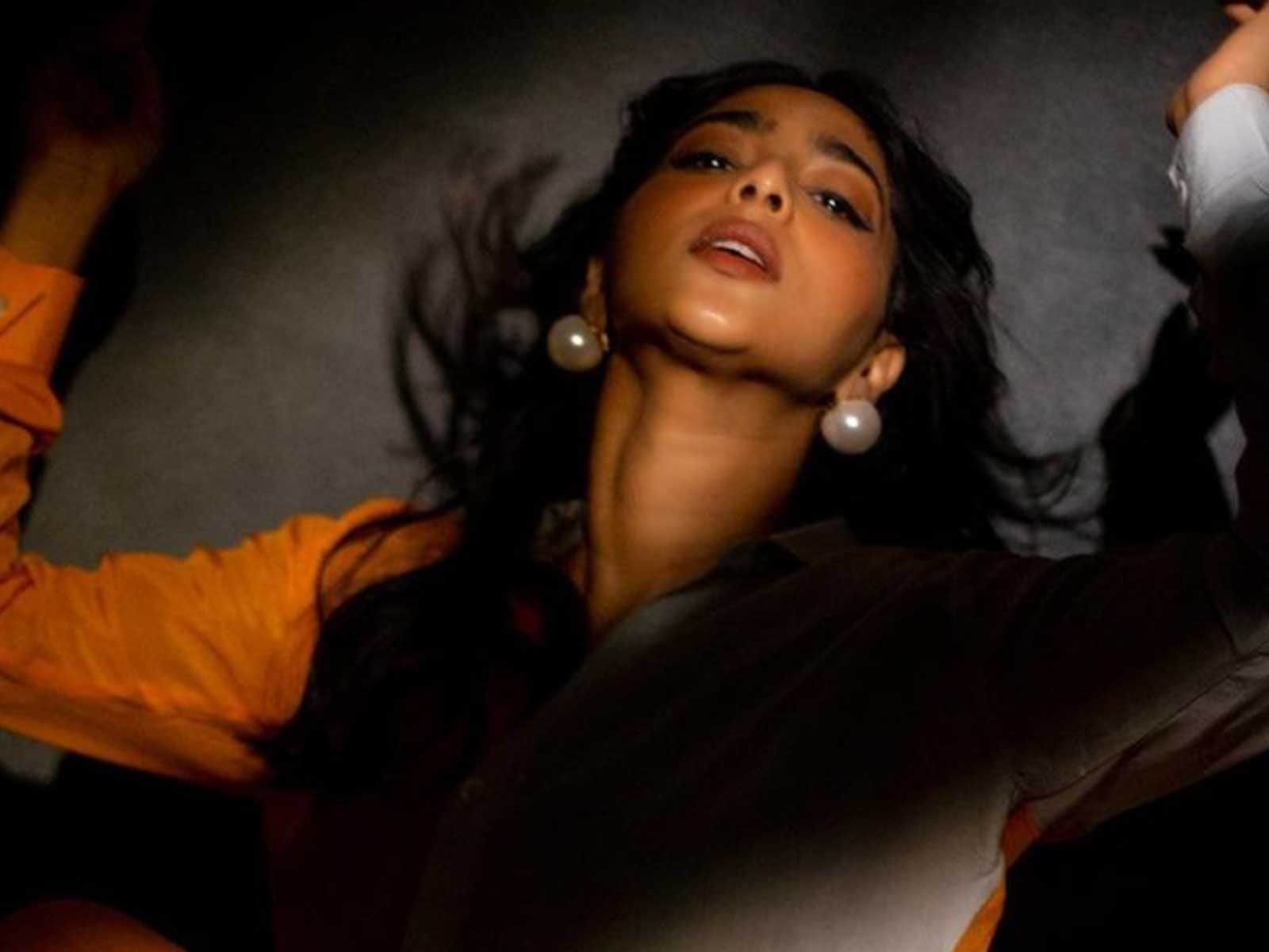 Laxmirai Sex - Aishwarya Lekshmi's Unique Indo-Western Colour-block Kurta is Fans'  Favourite Now