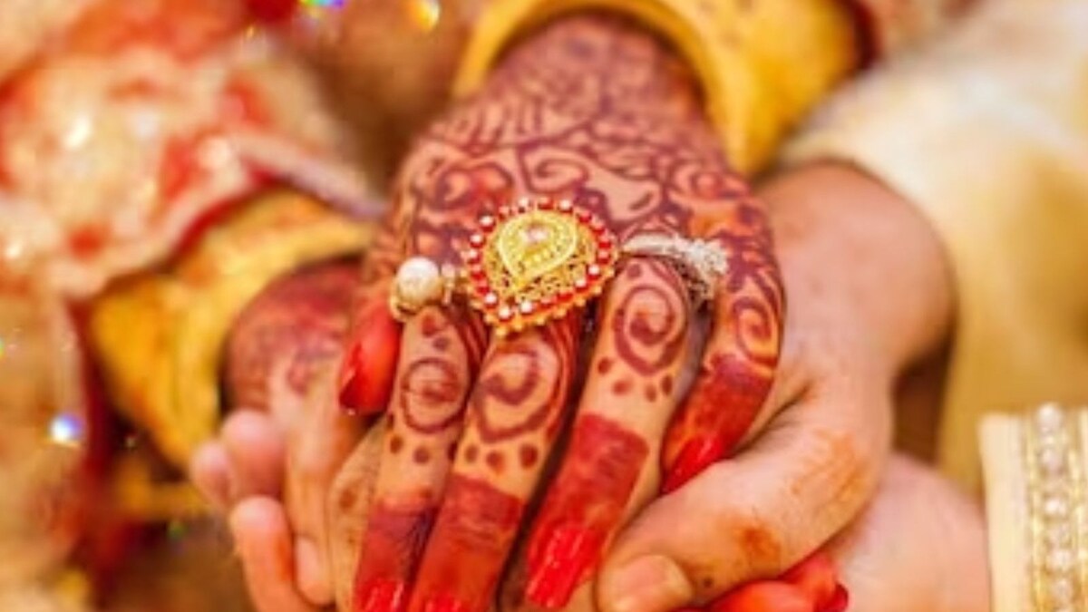 BuzzFix: Kissing Groom on Mandap to Dancing in Bidaai, Indian Brides 'Redefine' Desi Culture