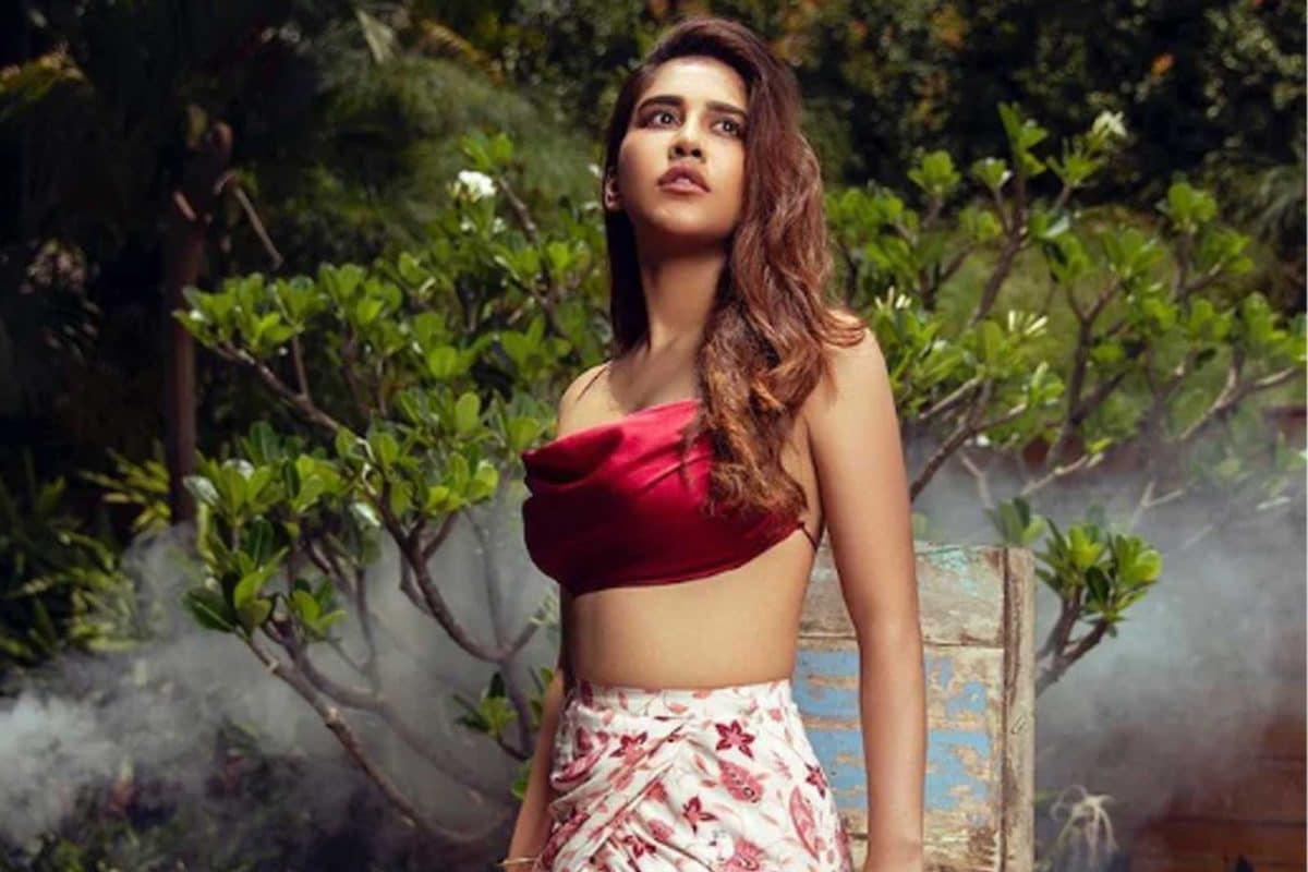Ileana Sex Videos In Tamil Heroine - Nabha Natesh Looks Stunning In A Multicoloured Sweater and Denim Shorts.  See Pics