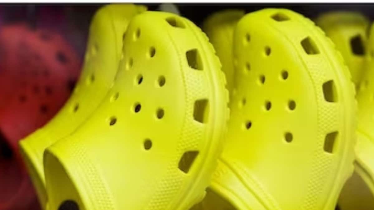 'Proper Support': This Woman is Obsessed With Crocs, Owns Over 450 ...