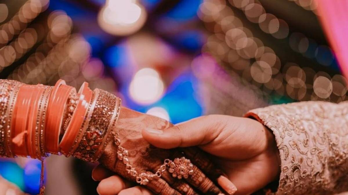 Watch: Bride and Groom Fight During Varmala Ceremony, The Reason is Hilarious