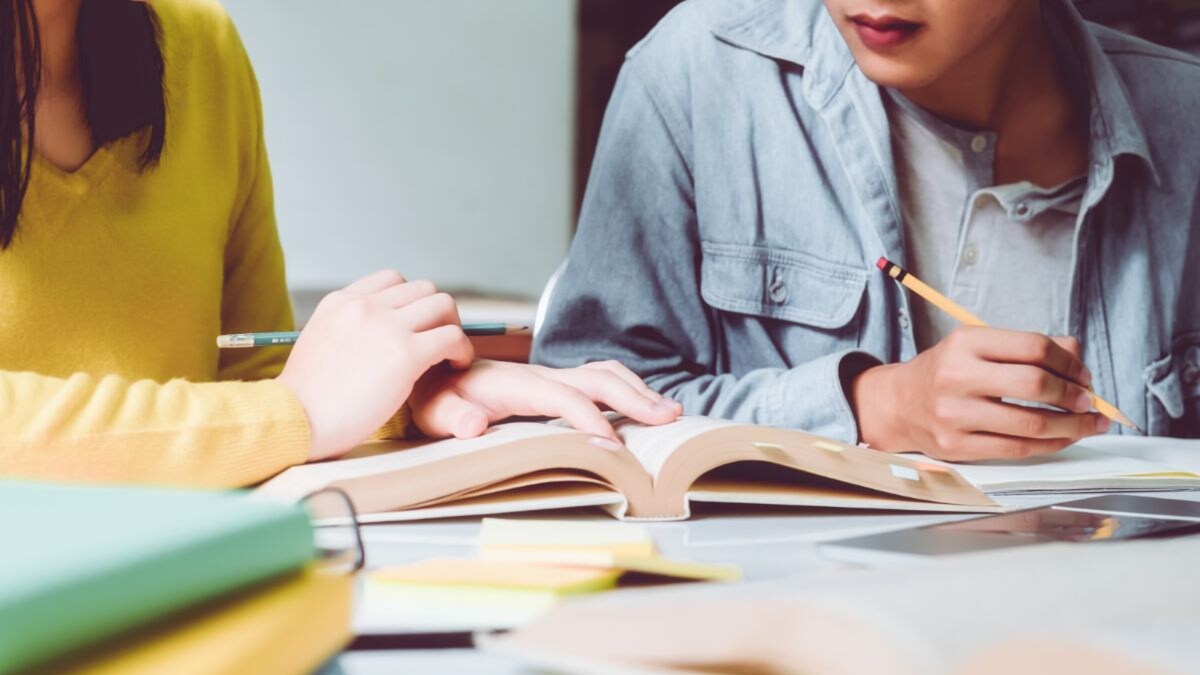 In Vietnam, Visually Impaired Teacher Teaches English At The School He Studied News18