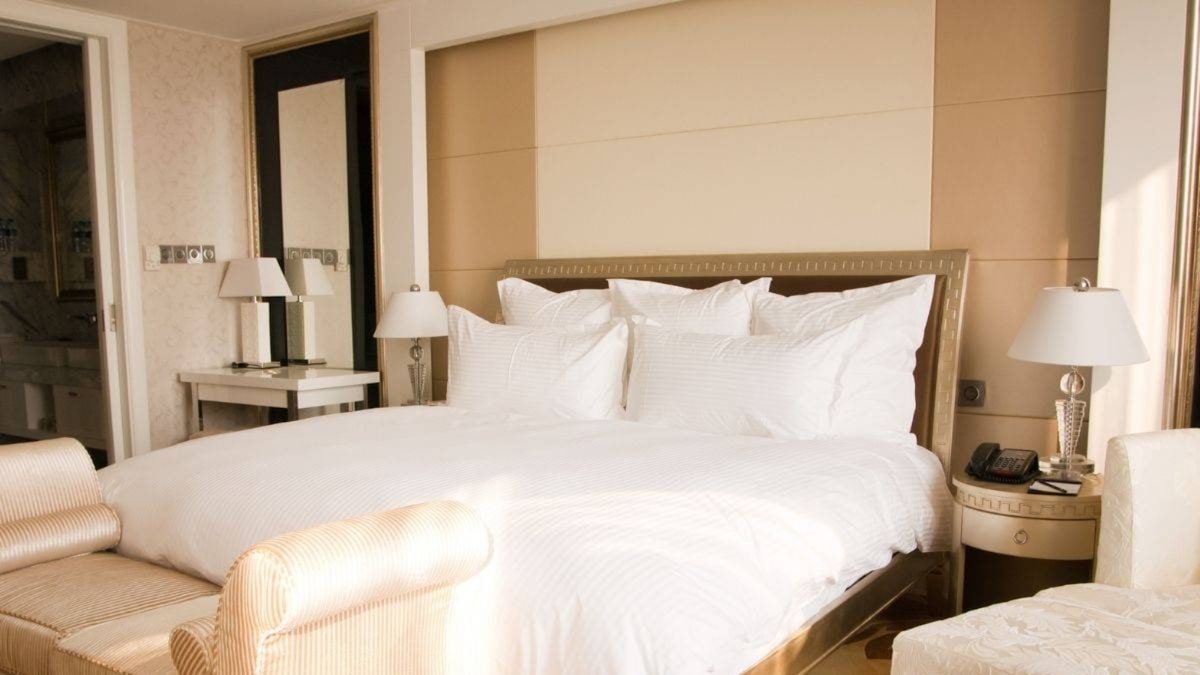 Ever Wondered Why Hotel Rooms Always Have White Bedsheets? Read To Find Out