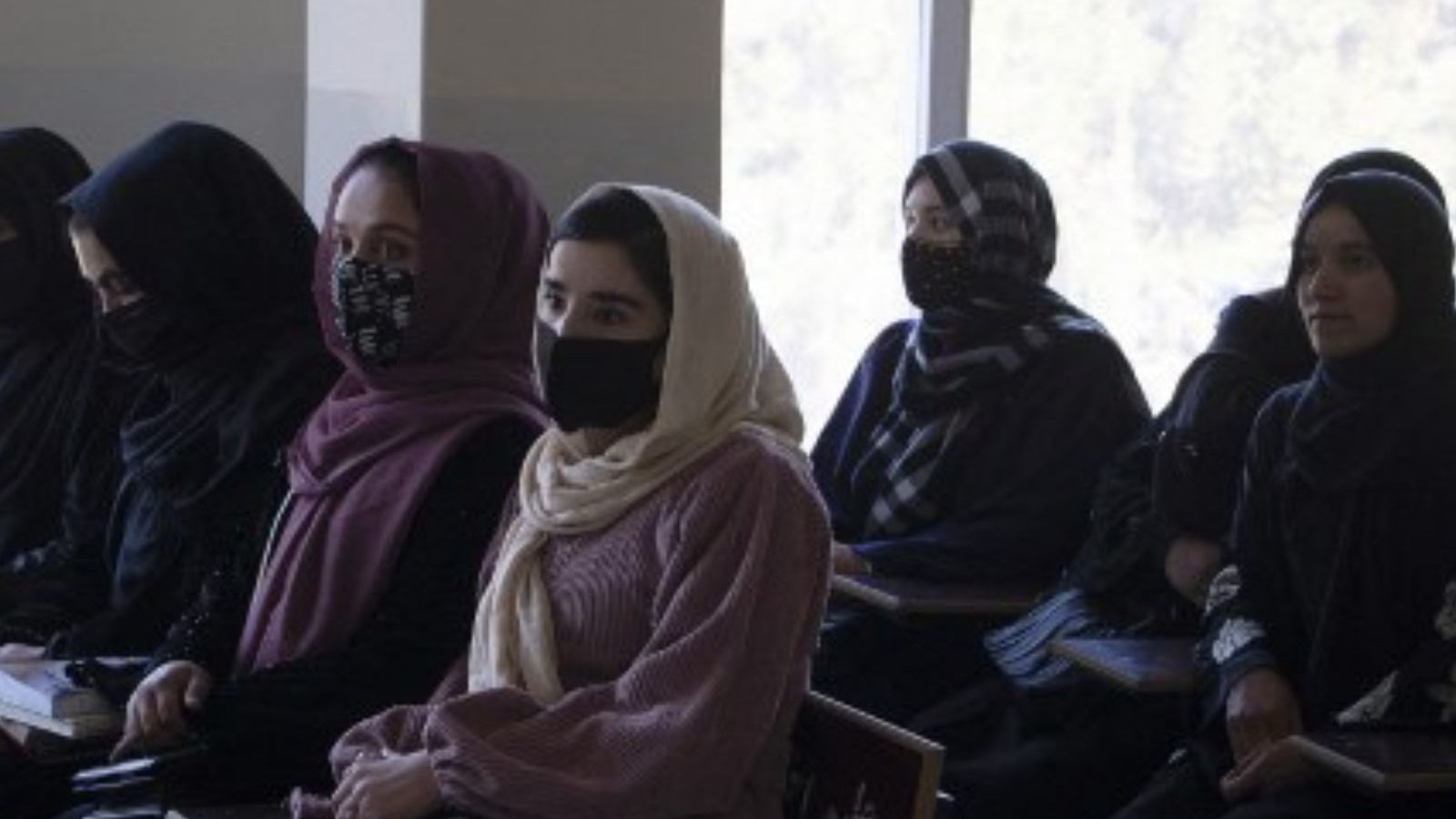 महिला कर्मचारियों पर तालिबान बार के बाद बच्चों को बचाओ, अन्य लोगों ने अफगानिस्तान के प्रयासों को निलंबित कर दिया