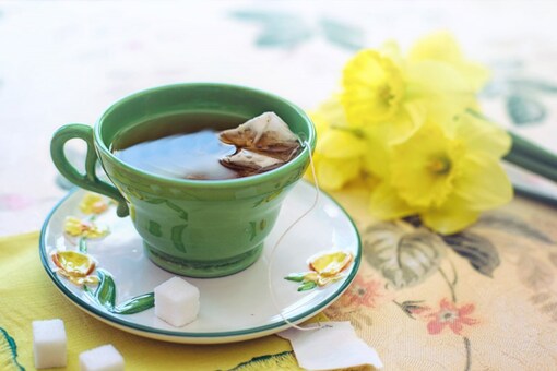 Green tea is proven to uplift your mood and help beat the winter blues. The release of dopamine and serotonin on consuming the tea makes you feel refreshed