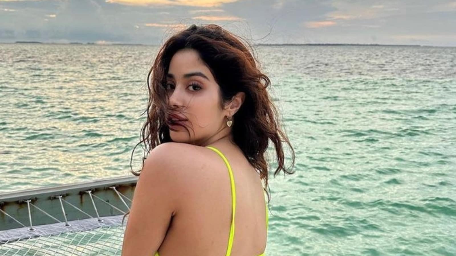 Janhvi Kapoor, Kriti Sanon's lessons on wearing backless blouse