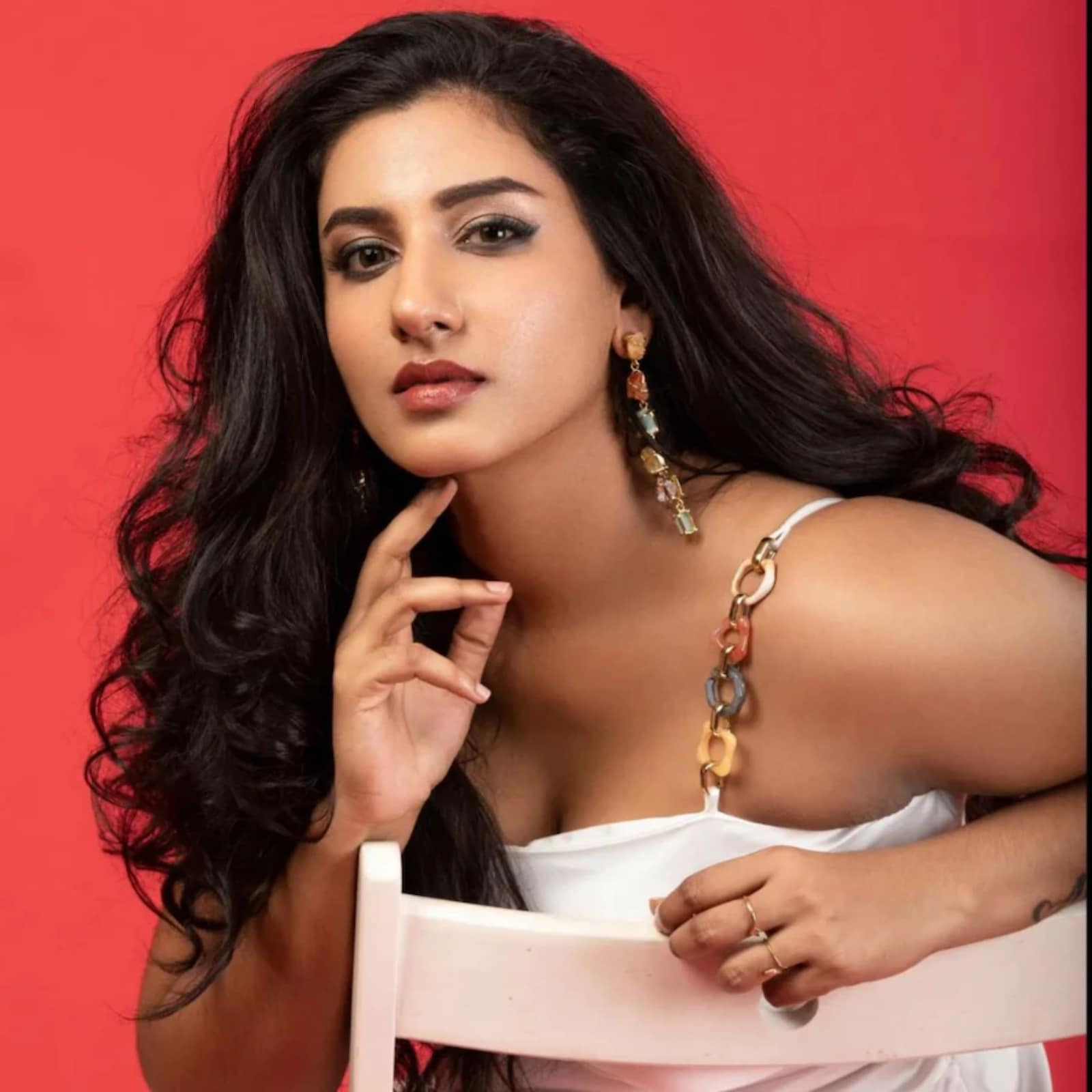 1600px x 1600px - Actress Vishnupriya's Stunning Pictures In White Mini-Dress Resurface On  The Internet - News18