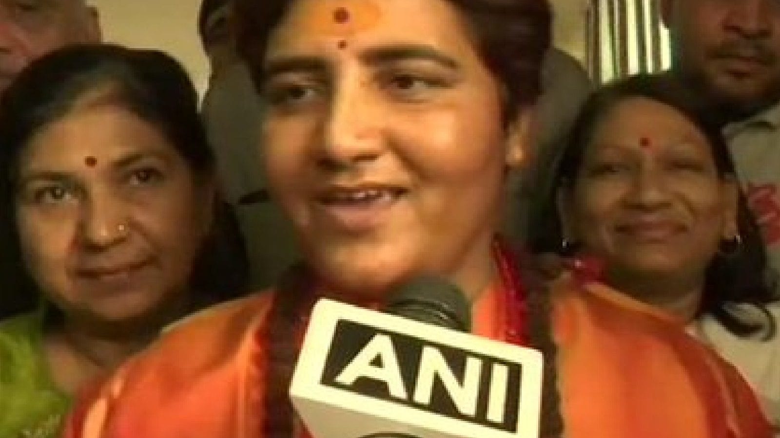 एमपी कांग्रेस ने ‘हथियार’ टिप्पणी के लिए प्रज्ञा ठाकुर के खिलाफ देशद्रोह का मामला दर्ज करने की मांग की;  भाजपा उसका बचाव करती है