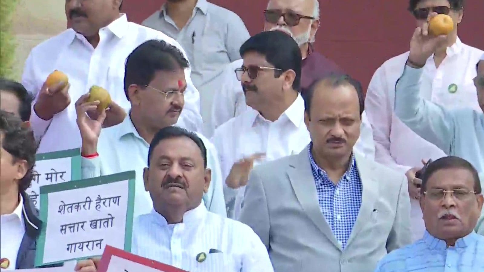 मंत्री सत्तार के इस्तीफे की मांग को लेकर विपक्ष का महाविधान भवन में विरोध प्रदर्शन