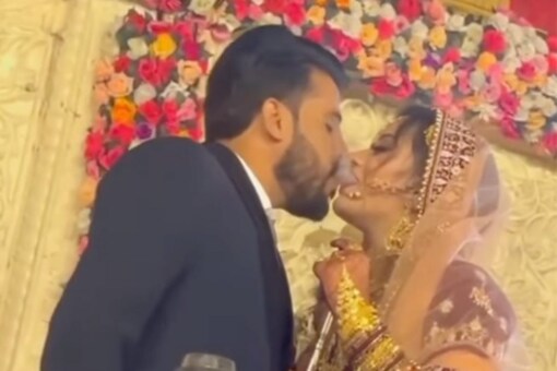 Viral Video Shows Bride And Groom Sharing Hookah Kiss. (Image: Instagram/@weddingworldpage)