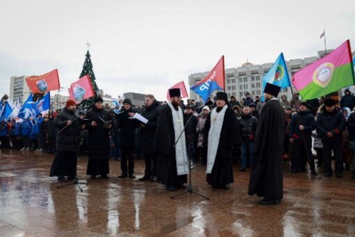 Mourners gather with priests to lay flowers in memory of 89 Russian soldiers that Russia says were killed in a Ukrainian strike on Russian-controlled territory, in Samara, on January 3, 2023. (AFP)