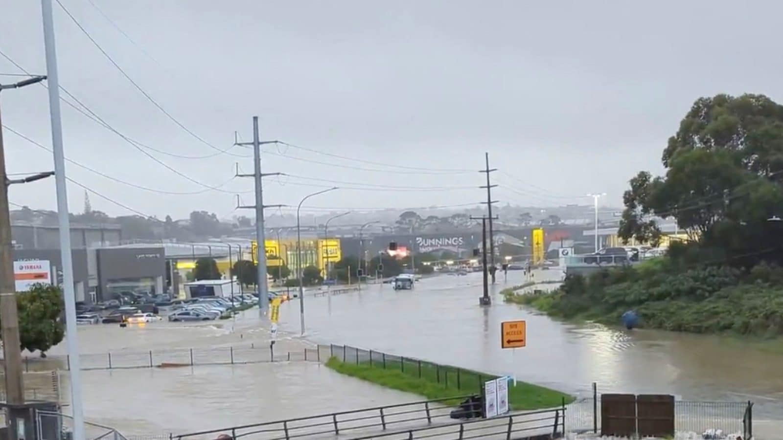 auckland-floods-state-of-emergency-declared-3-dead-residents-told-to