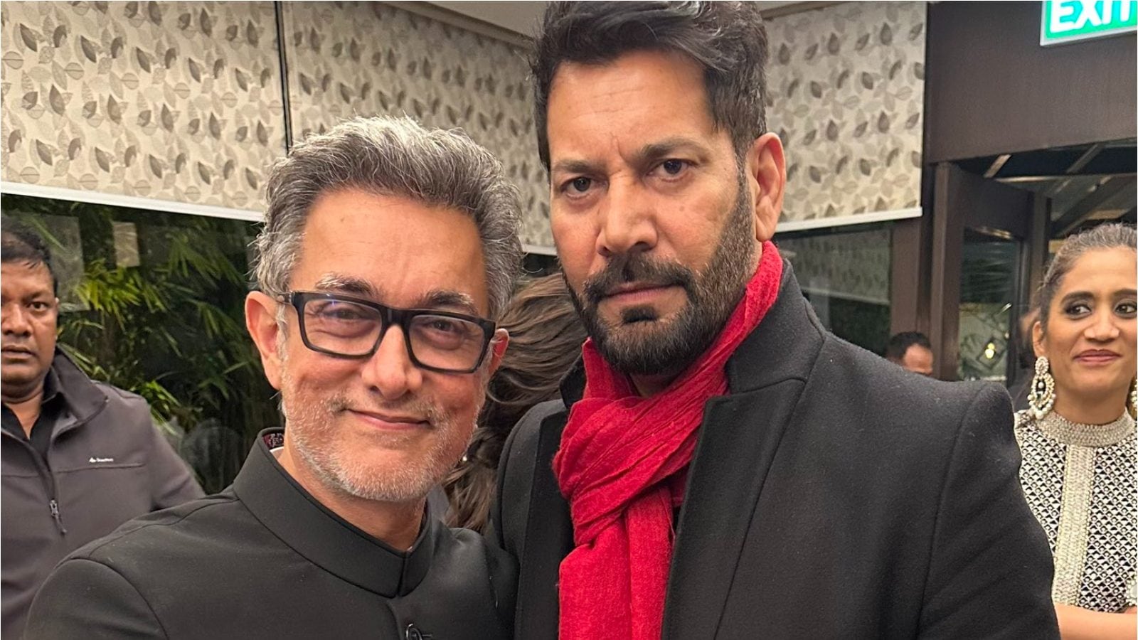 Aamir Khan Looks Unrecognisable In Grey Hair and Beard, Poses With Singer Jassi At An Event