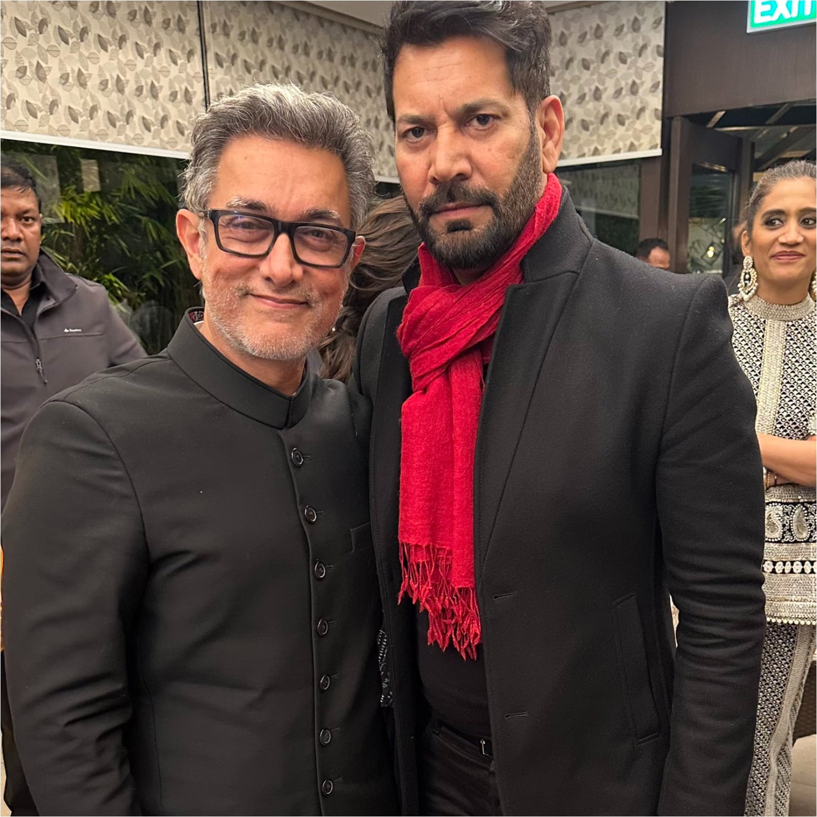 Amir Khan Xxx Video - Aamir Khan Looks Unrecognisable In Grey Hair and Beard, Poses With Singer  Jassi At An Event - News18